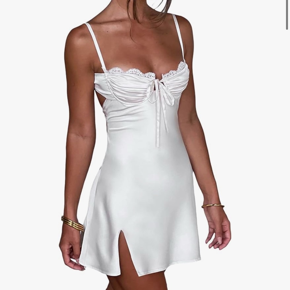 Elegant White Lace Trim Nightdress